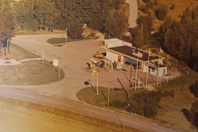 Historisk bild på en bensinstation